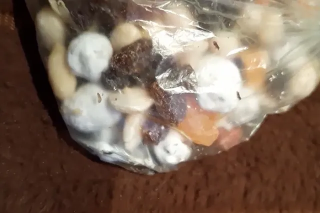 Екатеринбурженка купила смесь сухофруктов с насекомыми внутри