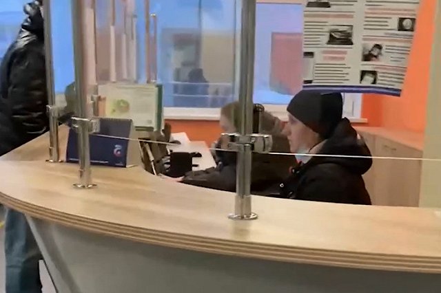 В екатеринбургской поликлинике сотрудники работают в верхней одежде из-за сильного холода