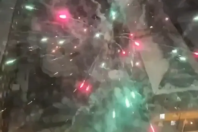 «Окна покрылись копотью»: екатеринбуржцы пожаловались на опасный салют во дворе многоэтажки