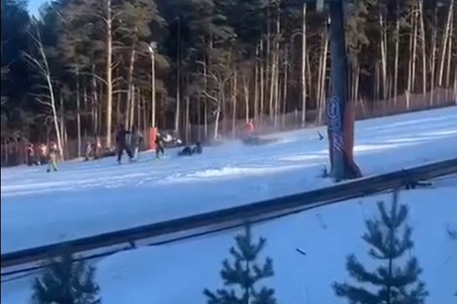 «У пострадавших переломы»: на лыжном склоне на Уктусе жёстко столкнулись сноубордисты