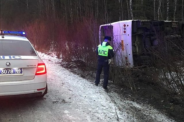 Рейсовый автобус опрокинулся на трассе под Первоуральском, есть пострадавшие