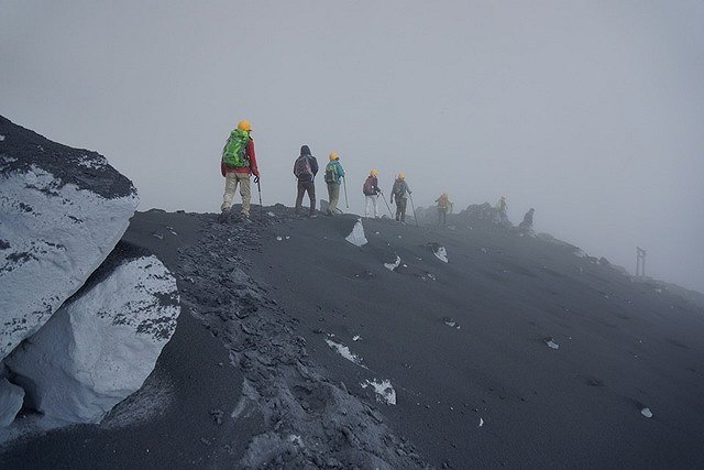 Число жертв извержения вулкана в Японии достигло 48 человек