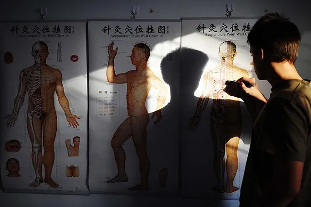 В Кольцово задержали опасные для здоровья китайские палочки для массажа