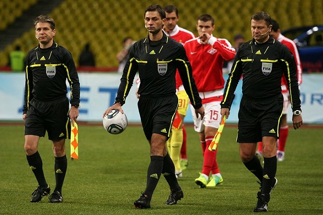 Удалившего трех футболистов «Урала» арбитра отстранили от судейства