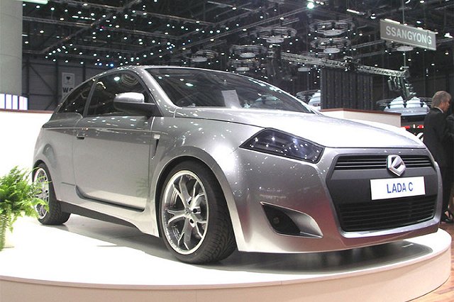 Медведев распорядился на 90% заполнить российский рынок отечественными авто