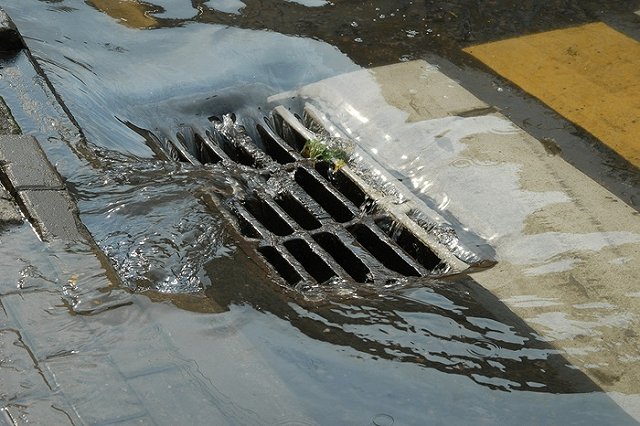 Энергетики объяснили потоп на улицах Екатеринбурга полностью забитой ливневкой