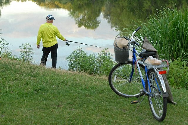 Обмотанного железной цепью мужчину выловили в подмосковном пруду