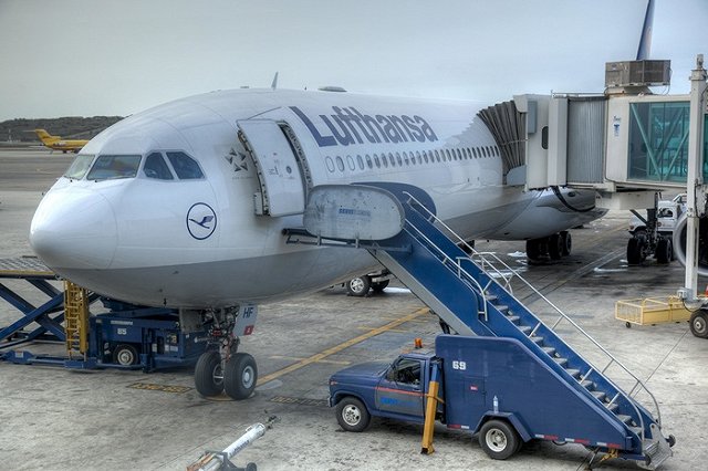 В Венесуэле безбилетник погиб, пытаясь улететь на стойке шасси самолета