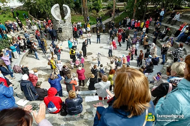 Глава Екатеринбурга открыл благоустроенный сквер Первых строителей МЖК