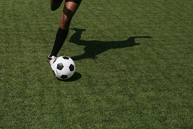 В Иране более ста раз прерывали показ матча чемпионата Англии из-за арбитра-женщины