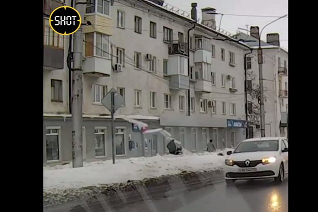 Глыба льда с крыши упала на женщину с коляской