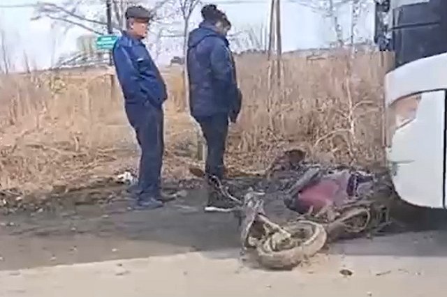 В Екатеринбурге мотоциклист влетел в автобус и сбежал