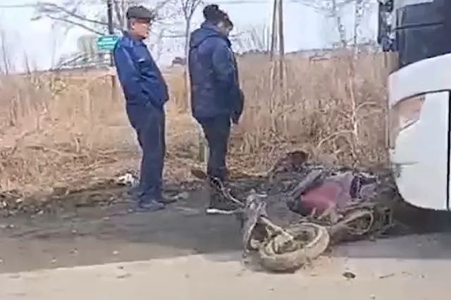 В Екатеринбурге мотоциклист влетел в автобус и сбежал