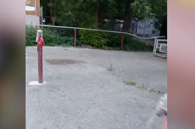 В центре Екатеринбурга велосипедиста едва не погубило неожиданное препятствие