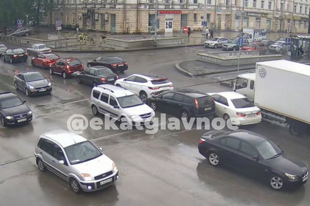 На Ленина — Восточная из-за массовой аварии на путях встали трамваи — видео