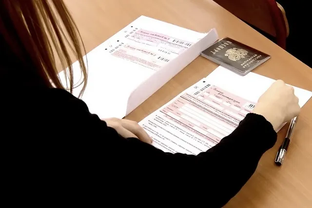В Екатеринбурге школьнице придется пересдавать ЕГЭ из-за того, что у нее со стола улетели бланки