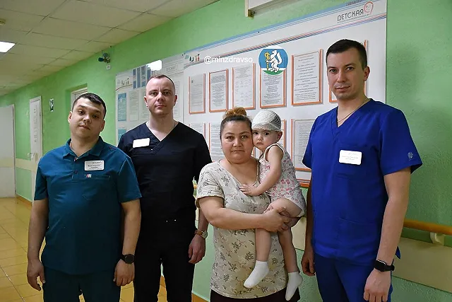 Под Екатеринбургом 2-летняя девочка пролетела два этажа и впала в кому после падения