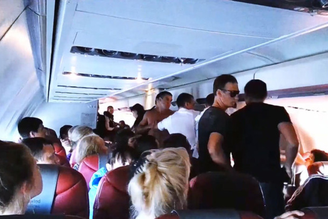 Российские туристы устроили драку в самолете из Индии