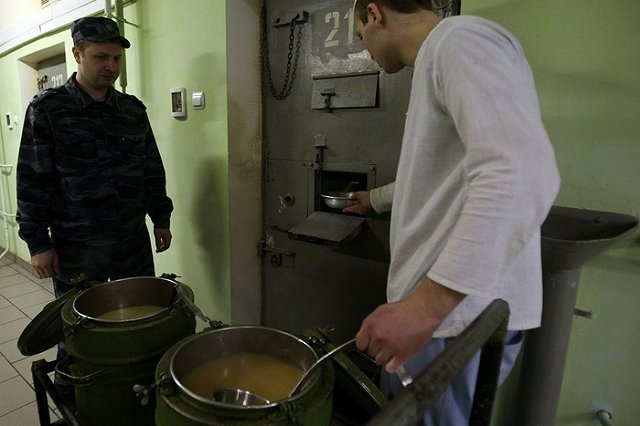 Бандита-«цапка» отправили в штрафной изолятор после обеда с крабами