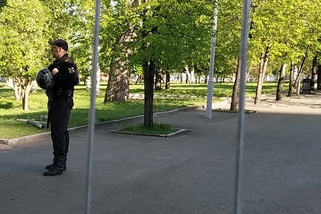 В соцсетях пытаются защитить молодую девушку, третируемую соседом с зоны