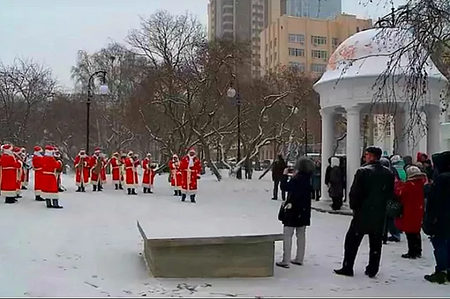 Высокинский открыл благоустроенный сквер у Оперного театра