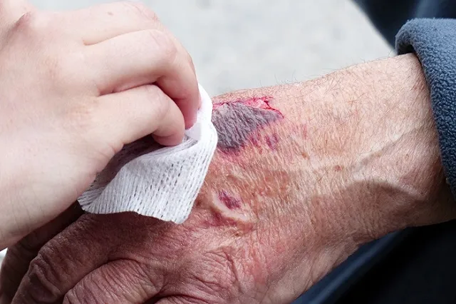 В Екатеринбурге арестовали мужчину, который изрезал ножом случайного прохожего