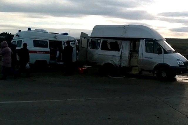 Пострадали четыре человека: под Красноуфимском микроавтобус врезался в фуру