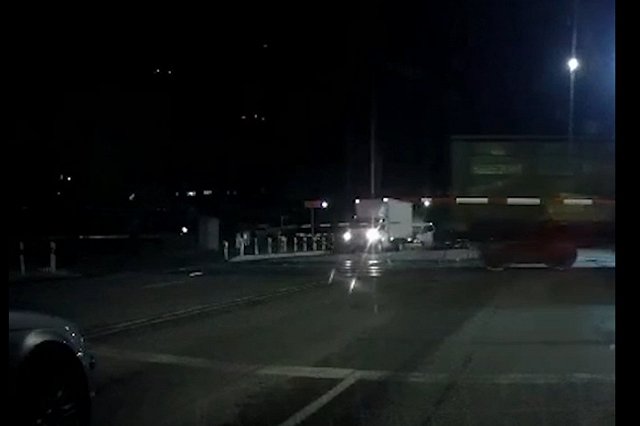 Очевидцы аварии на ж/д переезде: находившиеся в минивэне люди были пьяны