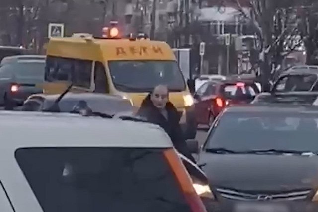 На парковке у Областной больницы подрались водители