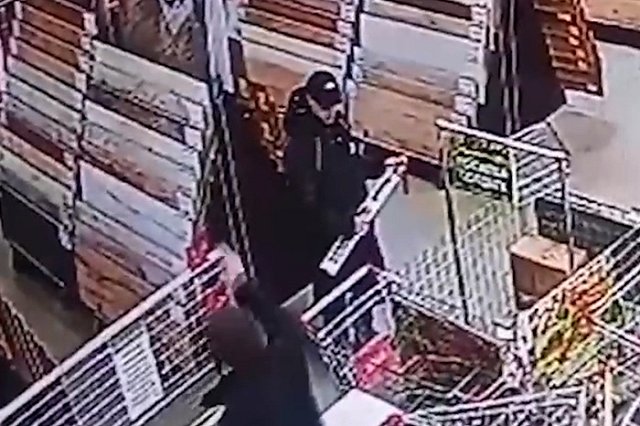 На Химмаше мужчина украл катану из корзины для участников спецоперации