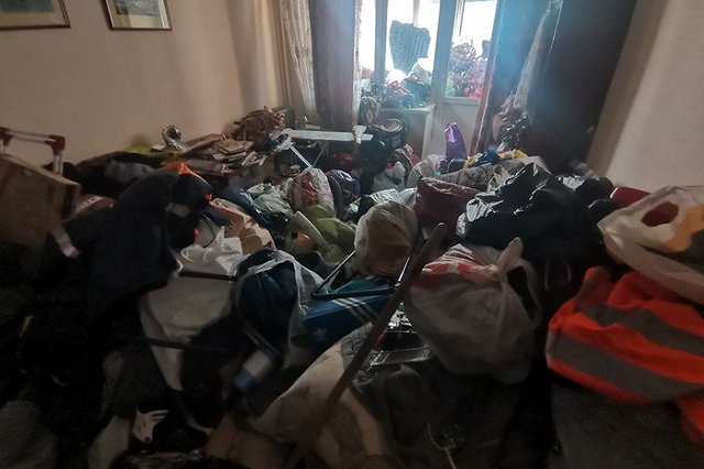 Судебные приставы вынесли из квартиры екатеринбурженки несколько десятков мешков с мусором — видео