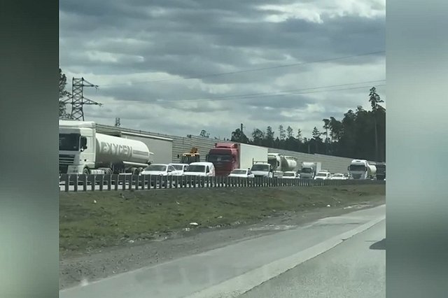На ЕКАД выросла огромная пробка в обе стороны