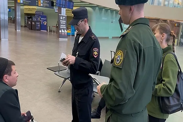 Силовики устроили рейд по мигрантам в аэропорту Кольцово