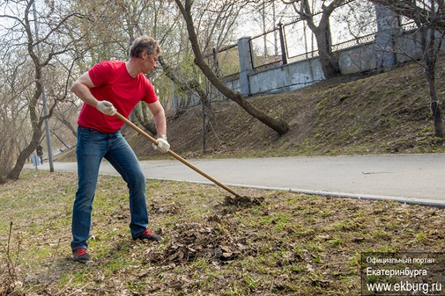 Александр Якоб и сотрудники Администрации Екатеринбурга вышли на субботник