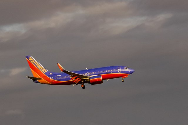 Пассажирку самолета втянуло в разбитый взрывом двигателя иллюминатор