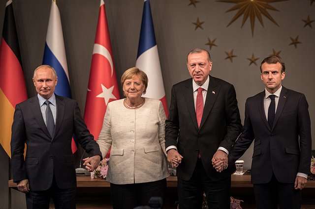 Меркель раскритиковали за «излишнее дружелюбие» к Путину