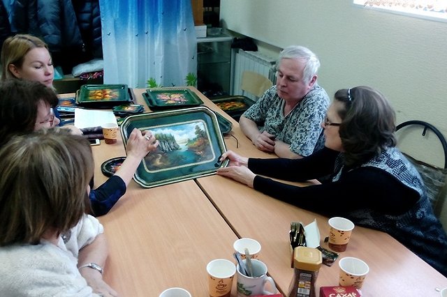 Свердловские власти купят за полмиллиона рублей 60 расписных подносов