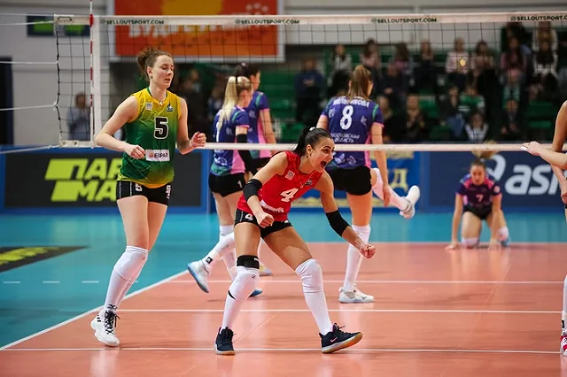 «Уралочка» побеждает и выходит в лидеры чемпионата