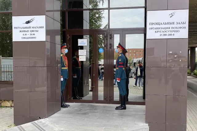 На прощание с Героем России Романом Шадриным пришло более тысячи человек