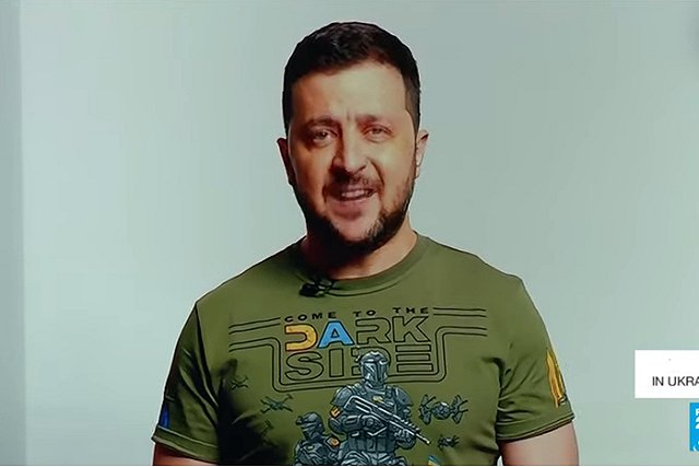 Голограмму Зеленского в футболке «Переходи на темную сторону» показали на форуме в Париже