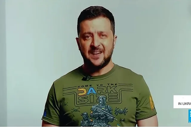 Голограмму Зеленского в футболке «Переходи на темную сторону» показали на форуме в Париже