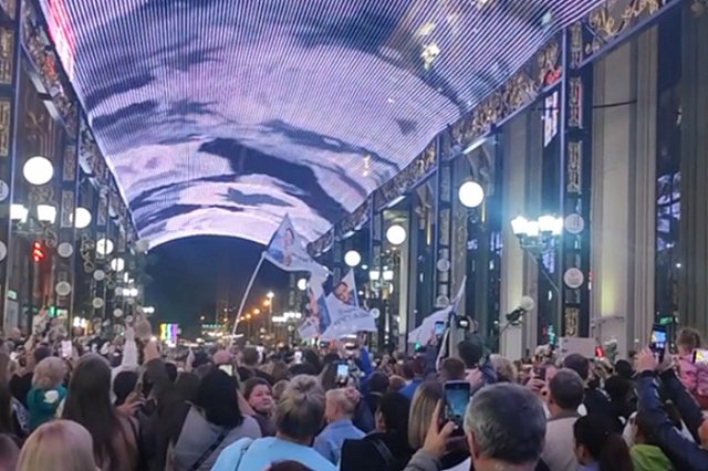 Екатеринбуржцы потанцевали под «Белые розы» Юры Шатунова под медиаэкраном на Вайнера