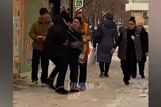 Екатеринбурженки устроили драку посреди улицы