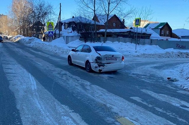 На Уралмаше легковушка врезалась в автомобиль с двумя детьми и уехала с места происшествия