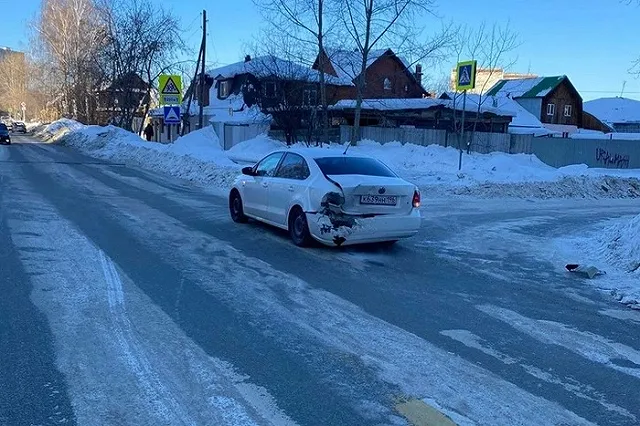 На Уралмаше легковушка врезалась в автомобиль с двумя детьми и уехала с места происшествия
