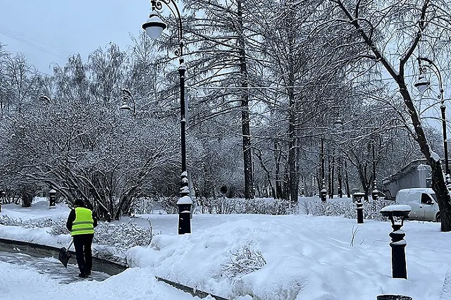 Выпавший в Екатеринбурге снег спровоцировал ДТП на дорогах