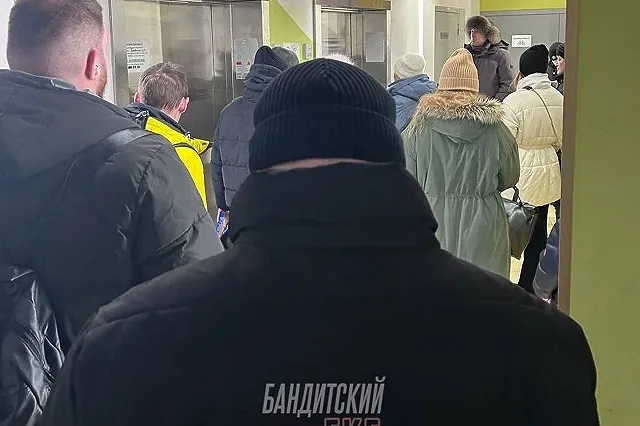 Жители екатеринбургского ЖК «Малевич» стоят в очереди, чтобы уехать на лифте
