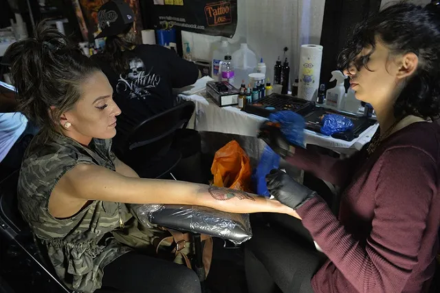 Американцам предложили сувениры из вырезанных у умерших родственников татуировок