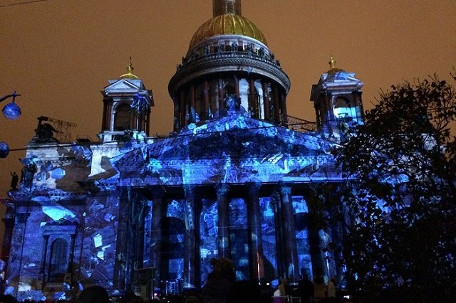 Программу открытия ледового городка дополнят два световых шоу на зданиях