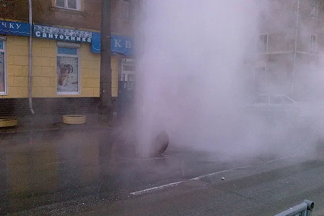 Гейзеры высотой с многоэтажку забили на двух улицах Екатеринбурга сегодня ночью